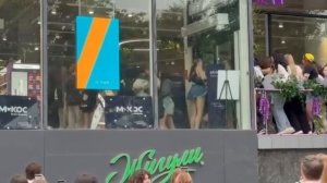 Адская давка на Арбате в Москве образовалась из-за...бесплатной косметики