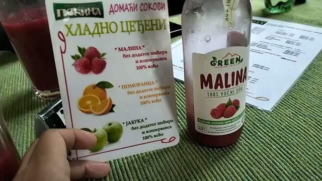 Домашний малиновый сок на берегу горной реки в Сербии