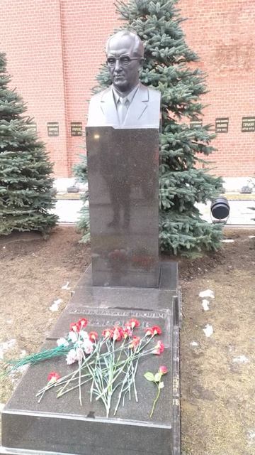 День памяти И. В. Сталина Москва, Некрополь у Кремлёвской стены, могила Ю. В. Андропова Фрагмент 48