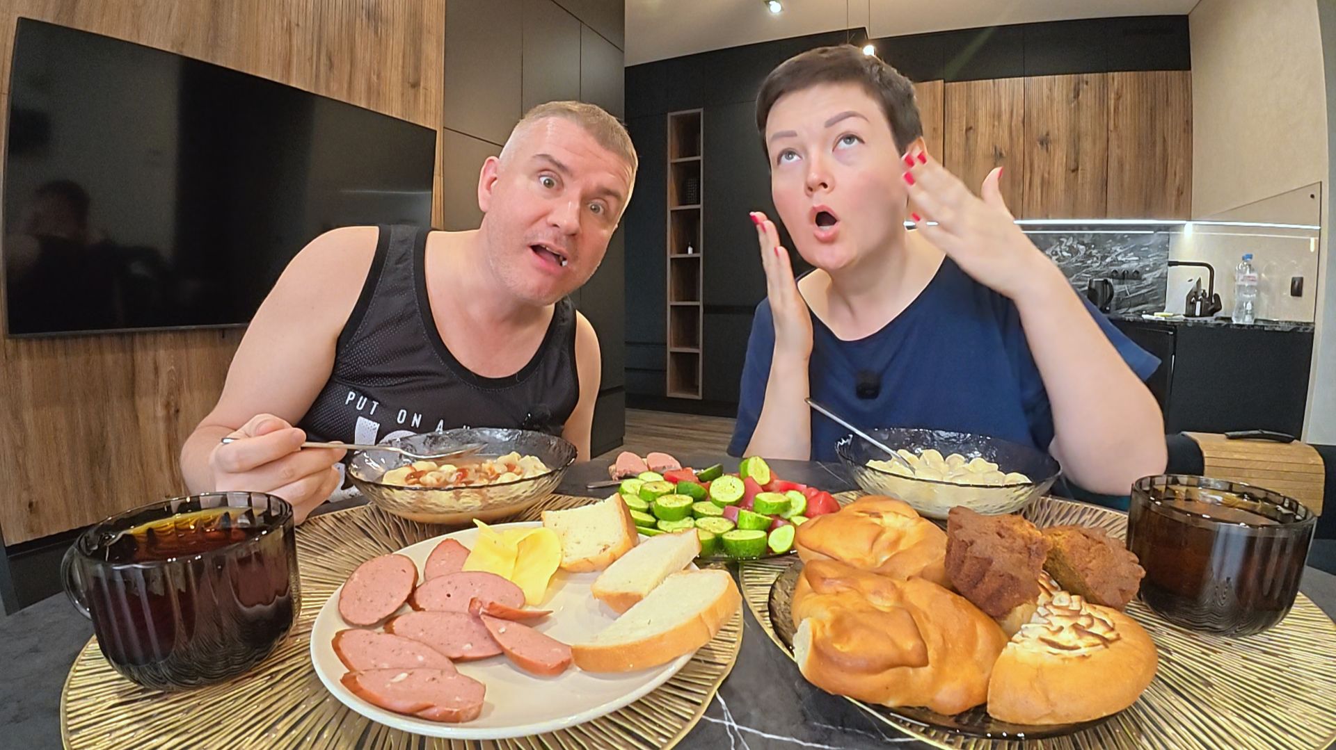Мукбанг кто то за нами СЛЕДИТ! Нас НАШЛИ хейтеры? Приняли ВАЖНОЕ РЕШЕНИЕ! Семейный обед в Питере смотреть онлайн