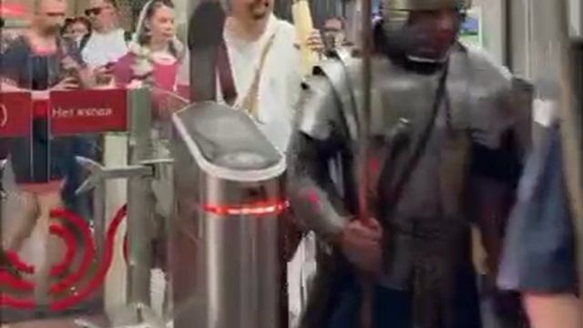 😁 Надеюсь они на Римскую едут смотреть онлайн