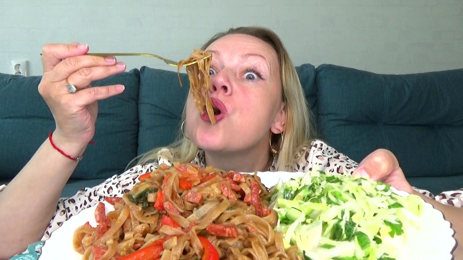 Мукбанг от Янусика Гречневая лапша с овощами и колбасой, салат из капусточки. Еда вкуснота. смотреть онлайн