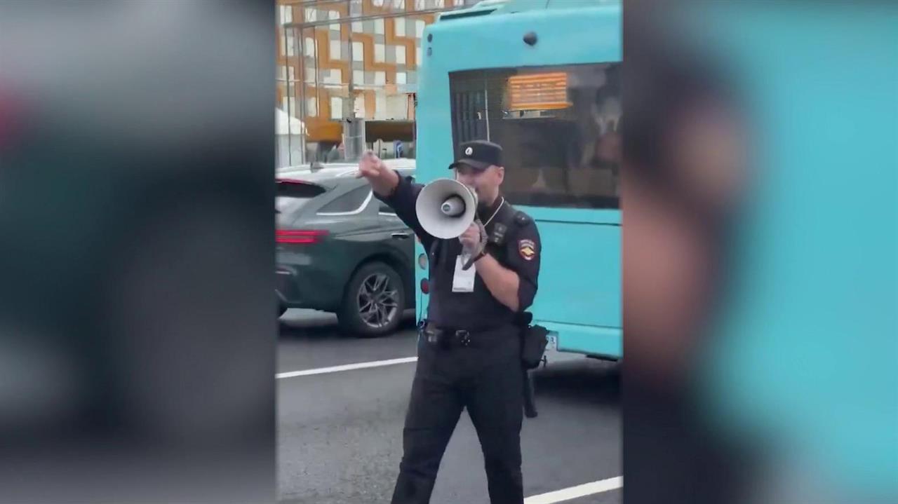 Сотрудники полиции стали звездами интернета после Петербургского экономического форума. смотреть онлайн