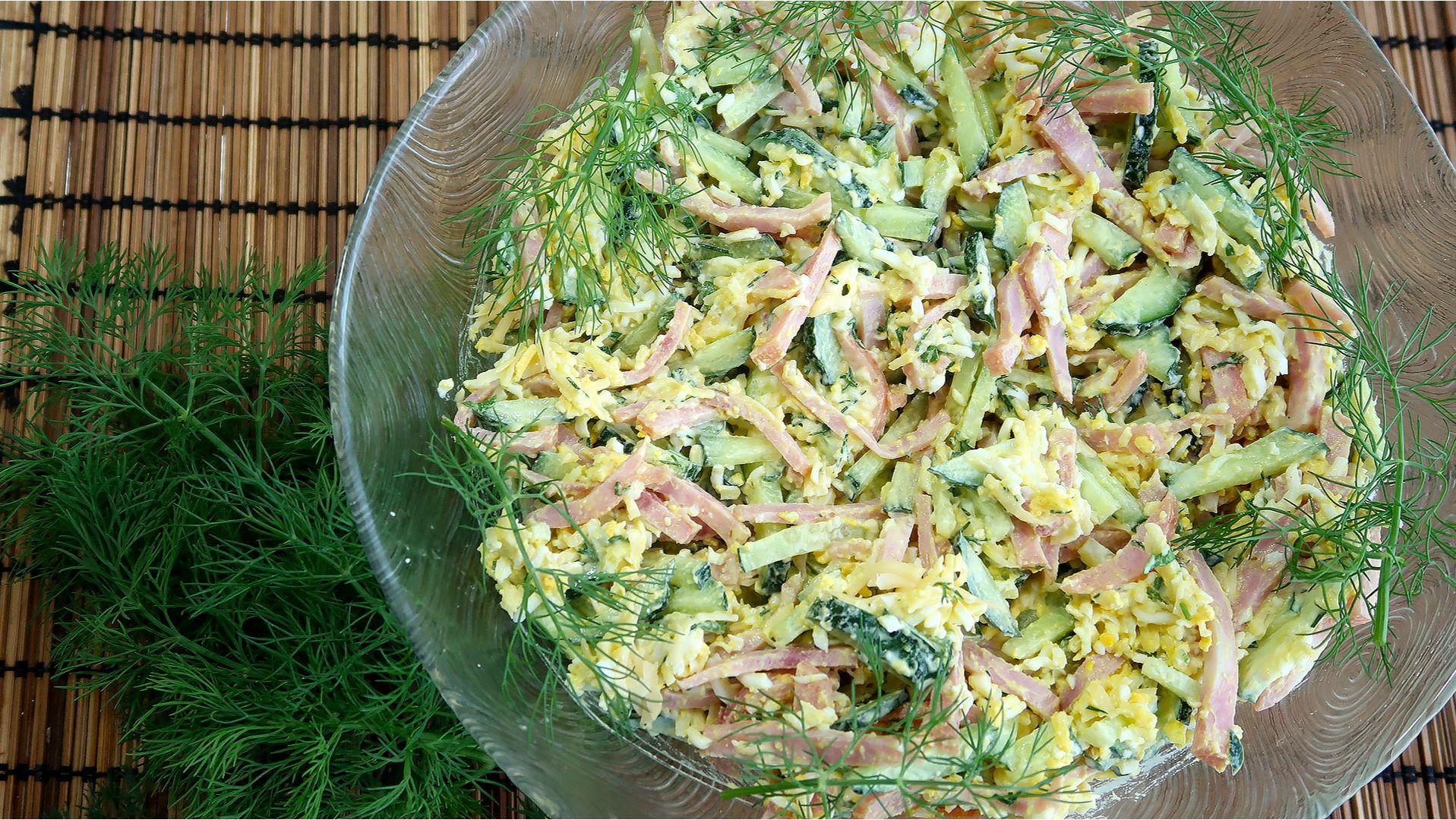 Салат Неженка со свежими огурцами и ветчиной