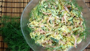 Салат Неженка со свежими огурцами и ветчиной