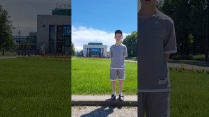 ФОТОСЕССИЯ БРАТА И СЕСТРЫ У ТЮЗА.
ДЕРУТСЯ)