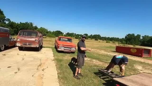 Заброшенный на долгие годы! Chevrolet C10 1966 года выпуска! Будет ли он работать?!? смотреть онлайн