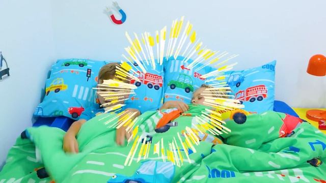 Крис и его друзья играют с воздушными шарами и игрушками. смотреть онлайн