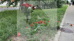 Жители Балашихи организовали стихийный мемориал на месте взрыва авто