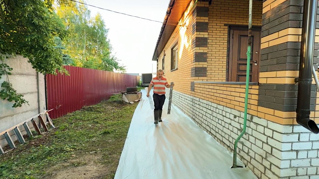 Подготавливаем территорию под отсыпку. Вычищаем водосточку. Строим дом в деревне своими руками. смотреть онлайн