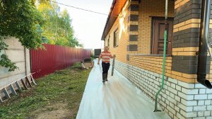 Подготавливаем территорию под отсыпку. Вычищаем водосточку. Строим дом в деревне своими руками.