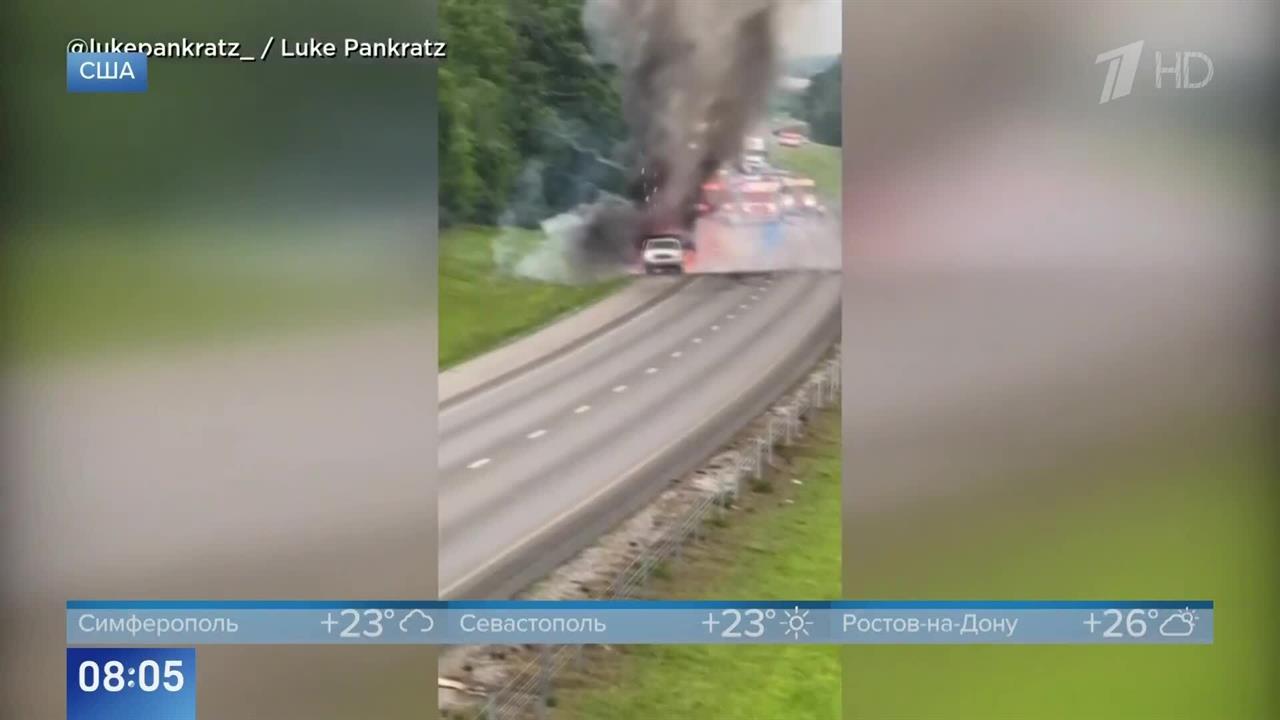 Грузовик с фейерверками устроил огненное шоу на трассе в США: видео. смотреть онлайн