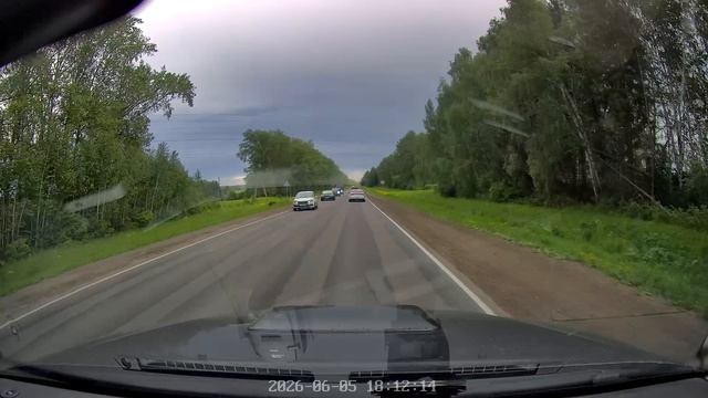 Дорога в переменчивую погоду