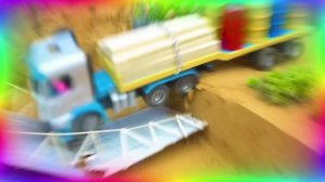 Мультфильм: мини-трактор строит повреждённый злодеями мост!🚜🌞✔