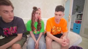 сумасшедшая соседка пытается нас убить