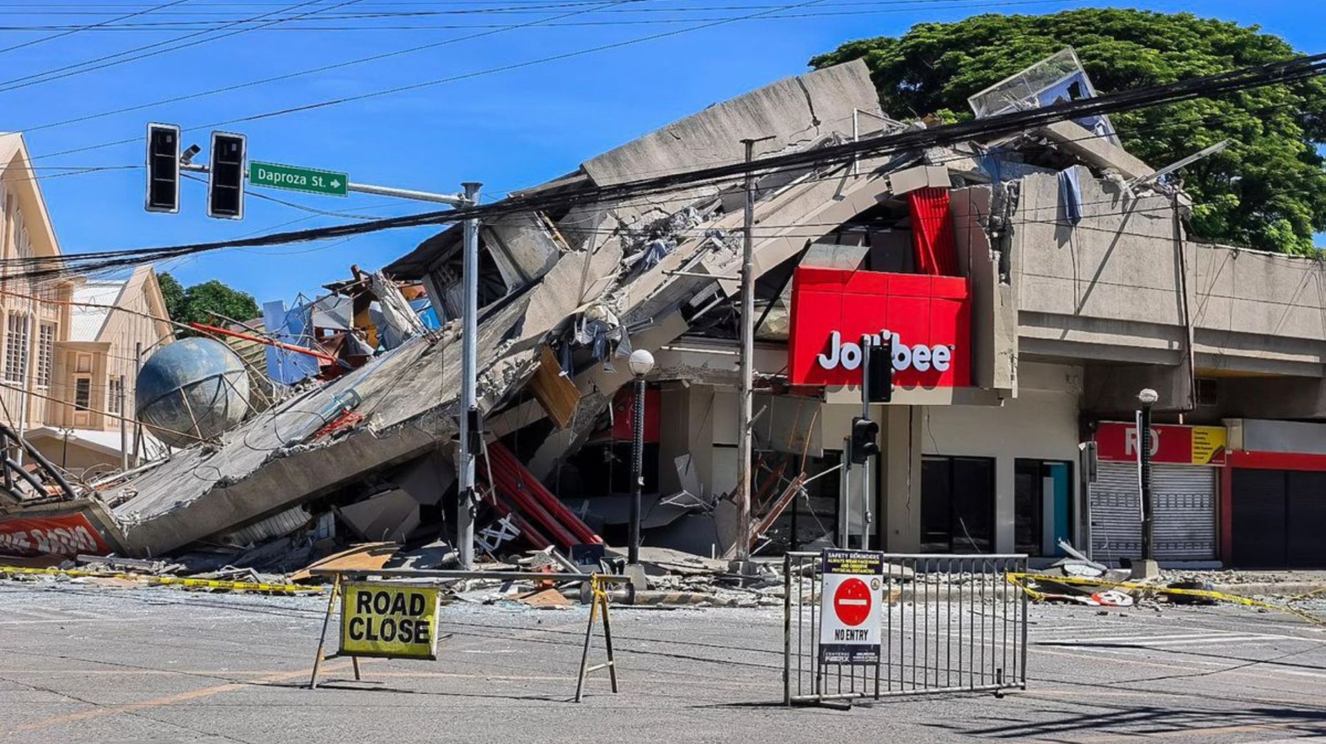Тысячи зданий разрушены до основания. Спасатели продолжают находить тела под завалами на Филиппинах смотреть онлайн