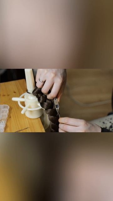 Плетение косы на карабинах. Украшение нашей косы. 
Полный МК смотри в видео на нашем канале😍