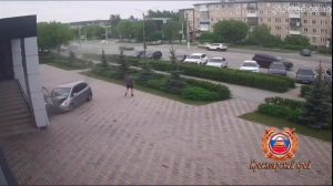 В Ачинске непристегнутый водитель влетел в здание: видео.