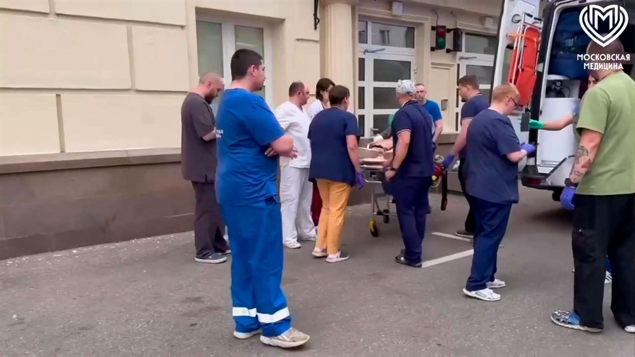 Неизвестное устройство взорвалось во время игры в руках у подростка в Москве смотреть онлайн