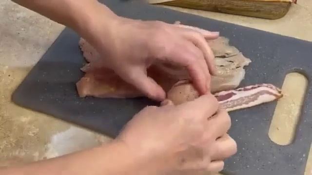 Вкуснейшие куриные рулетики для праздничного стола. Гости довольны. Обзор приготовления. смотреть онлайн