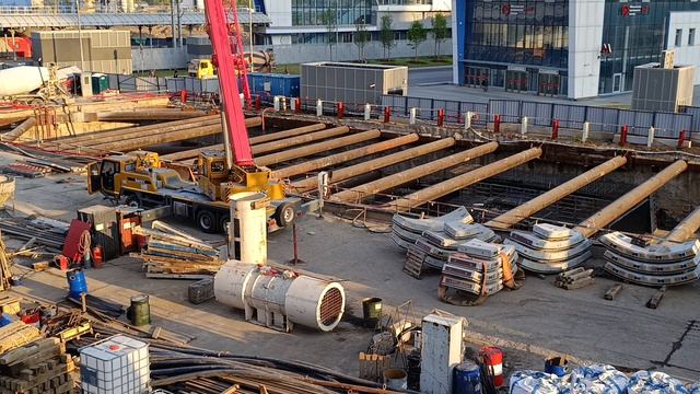 Погрузка выработанного грунта сразу двух щитов на площадке станции ЗИЛ Бирюлёвской линии смотреть онлайн