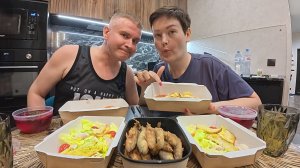 Мукбанг ПРАЗДНИЧНЫЙ ужин за КОПЕЙКИ напоследок! Вот где ВКУСНО поесть в Питере! Нам опять ВЕЗЁТ)