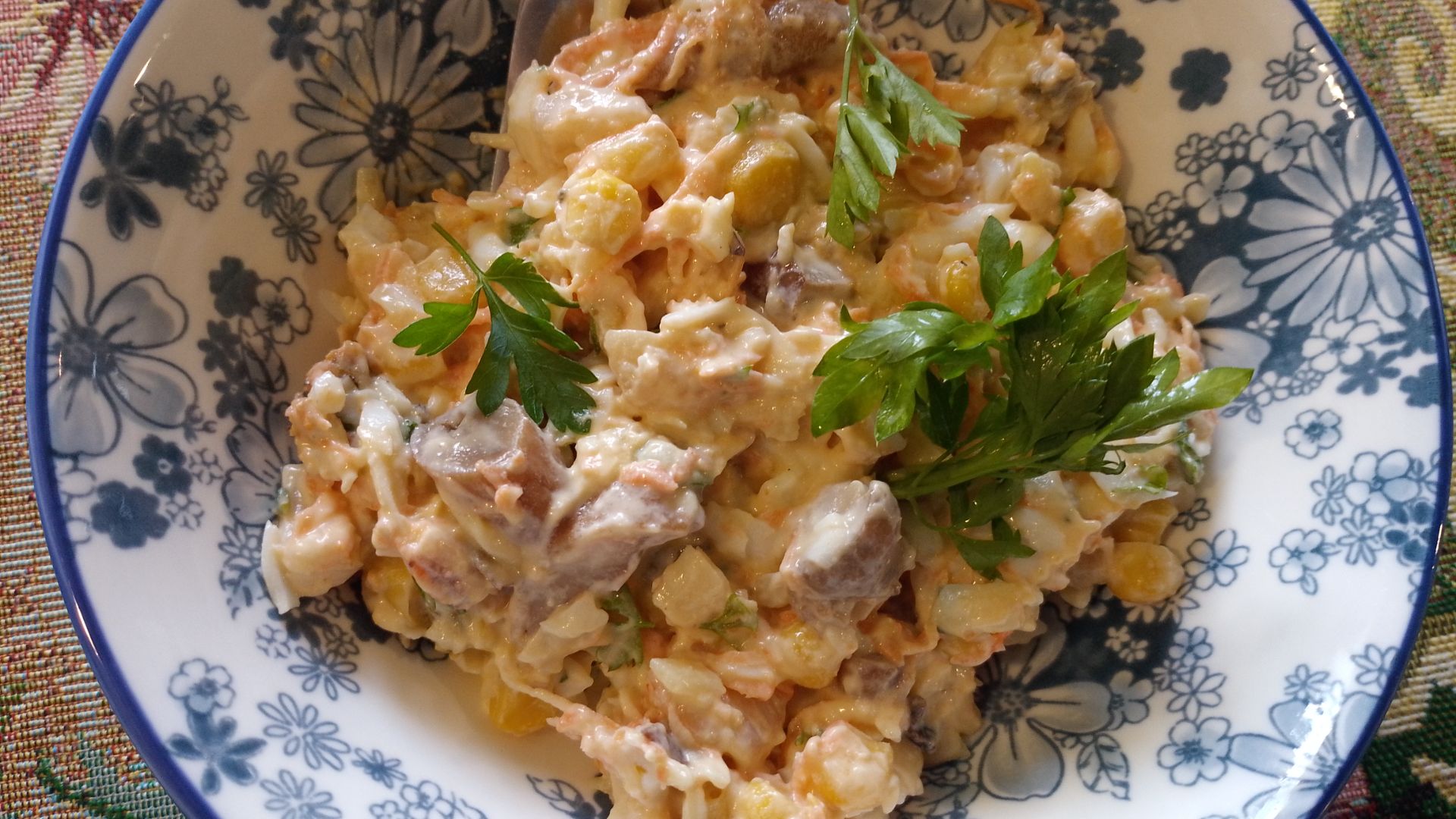 Очень вкусный салат, низкокалорийный. Я его слепила, из того, что было.