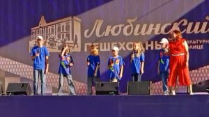 выступаю в группе 5+5 на Любинском на Главной сцене , поём песню « Мечтай «