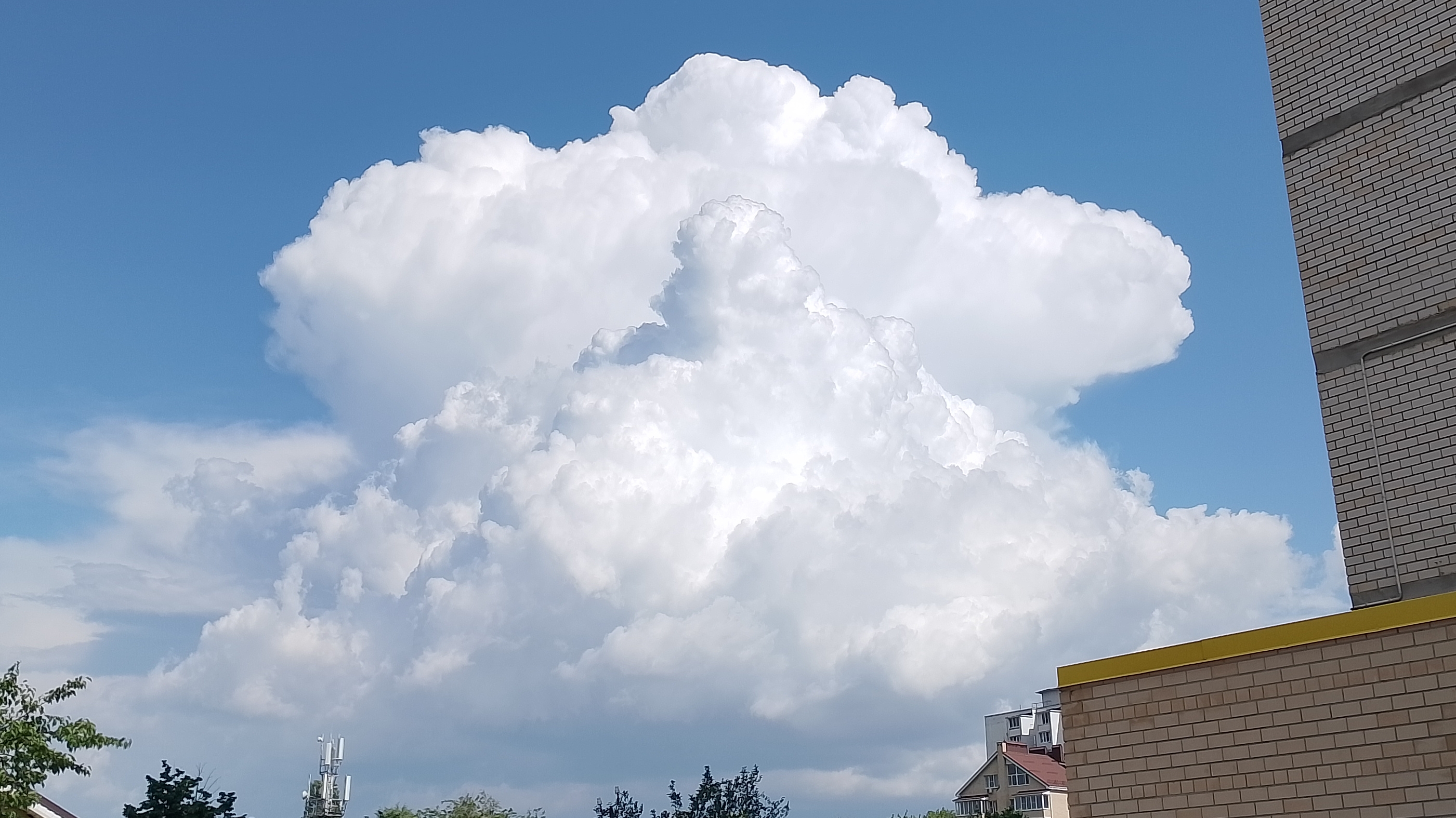 сильная грозовая ячейка 8 июня!!!⛈️🌧️ в Ростове-на-Дону! смотреть онлайн