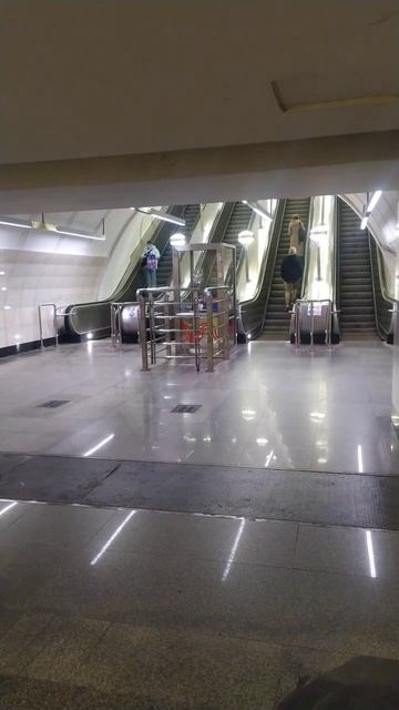 Станция метро Верхние Лихоборы интерьер, поезда, пассажиры Москва, Светло-зелёная Линия Фрагмент 15