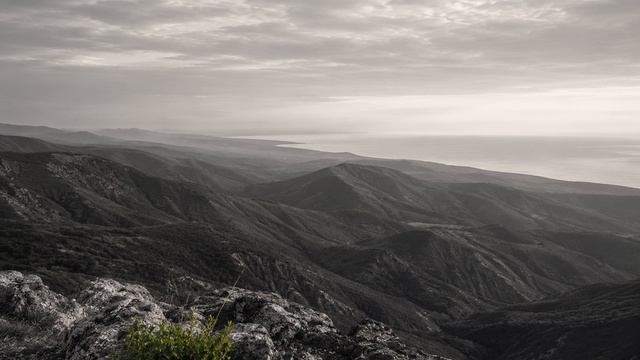 MOUNTAINS - Diamonds for the Dragon