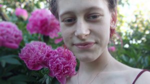 Вечер с пионами 🌸 и свечой 🕯️