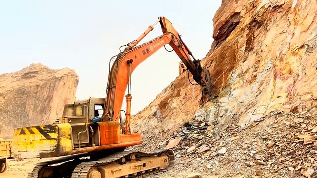 Dangerous Excavator Work on Mountain ｜ Huge Rocks Falling Near the Machine смотреть онлайн