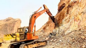 Dangerous Excavator Work on Mountain ｜ Huge Rocks Falling Near the Machine