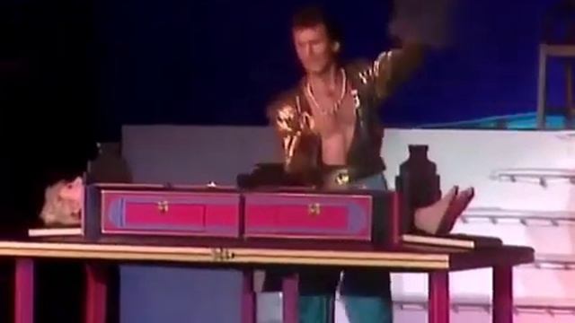 Womens sawing in half смотреть онлайн