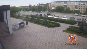 Легковушка протаранила здание в красноярском Ачинске.

Автомобиль вылетел на тротуар, снёс кусты и н