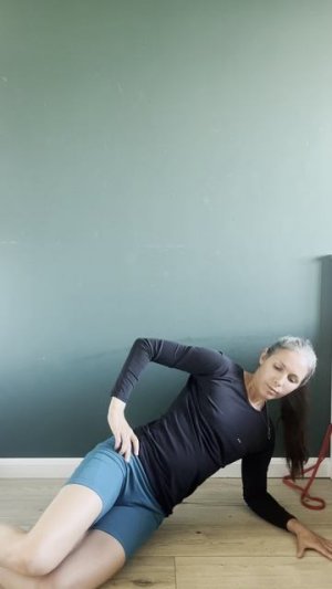 Укрепление средней ягодичной мышцы лежа на полу