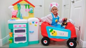 Влад и Никита играют в игрушечное кафе Drive Thru