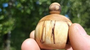 Шкатулка на цветущем шиповнике