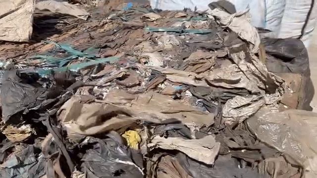 Даже такой мусор является ценным сырьем для производства полимер-песчаных изделий Ростполикрафт