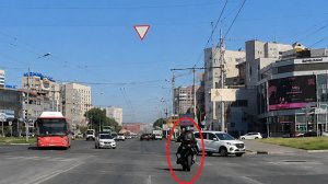 Мотоциклист протаранил два автомобиля при попытке скрыться от ДПС в Омске