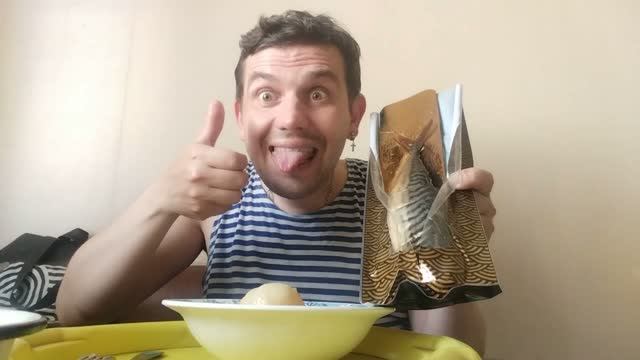 Мукбанг скумбрия холодного копчения с картошкой в мундире