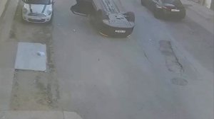 Ребенок вылетел из машины во время ДТП в Махачкале.

На проезжающую черную иномарку наехала другая м
