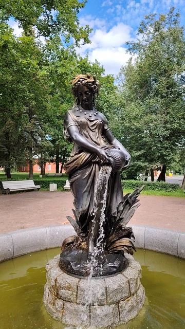 Пушкин. Фонтан  "Богиня плодородия"