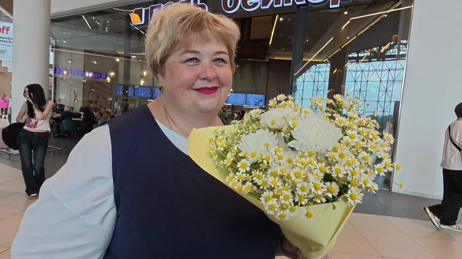 Мой муж дарит цветы для своей звезды. Праздник в честь пятилетия торгового центра. Вкусный ужин. смотреть онлайн