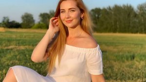 Красотка из деревни со стройной фигурой