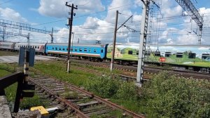 ЭП1-104 Москва-Мурманск проезжает через переезд