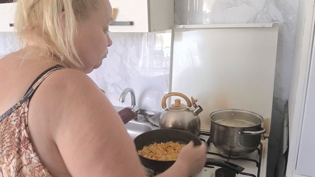 Приготовила обед. 🥘 Привезли вкусняшку🍓🍓🍓 смотреть онлайн