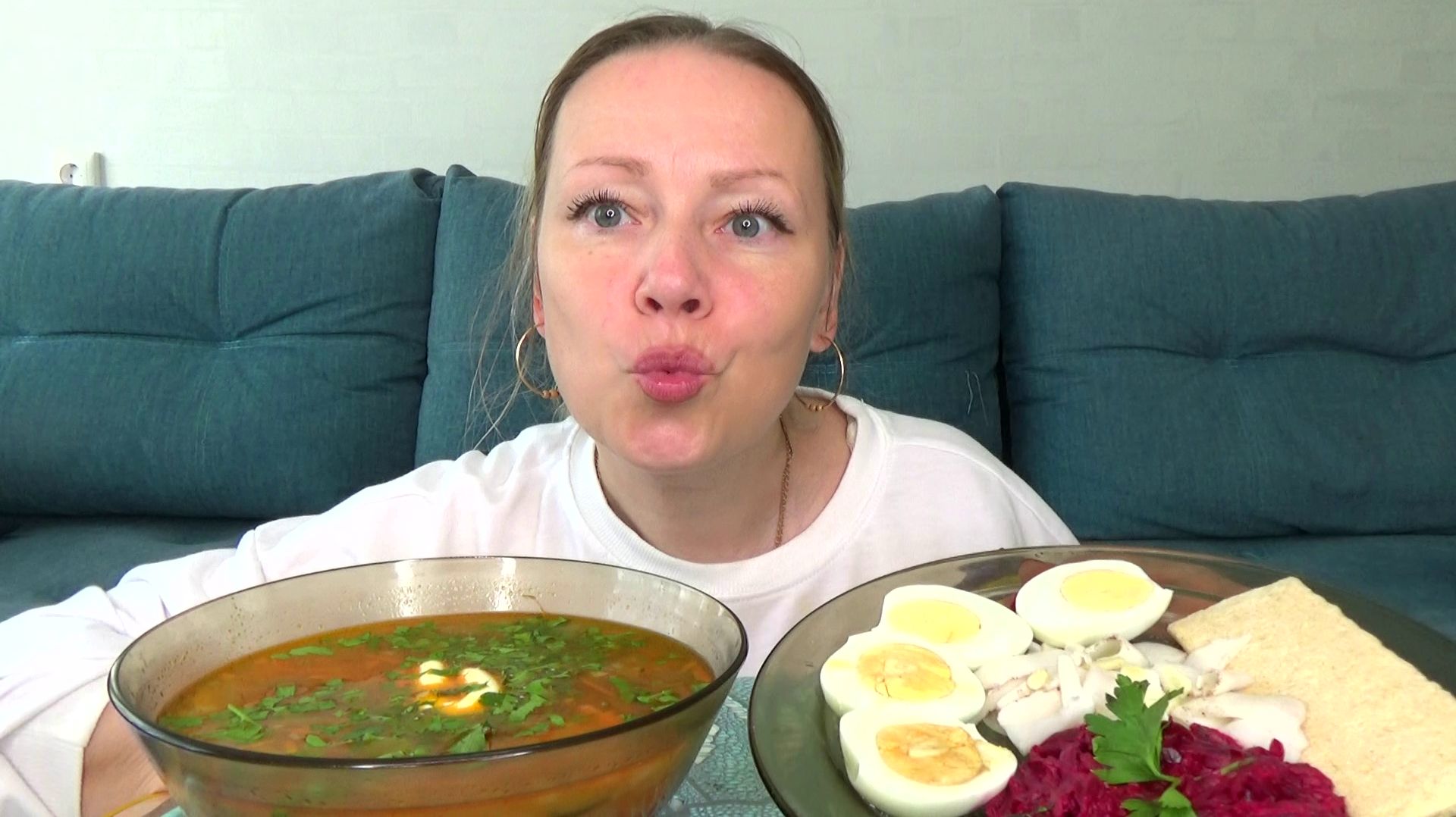 Мукбанг от Яновны экспресс солянка со сметаной , свекла с чесноком, сало,яйца вареные. Еда. смотреть онлайн