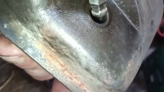#Мотокоса. Бежит масло через винт на глушители. Что это? Опасно или нет? Как устранить